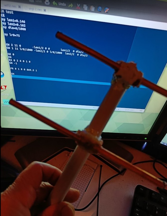 L'antenna sul banco, con il file .nec sullo schermo