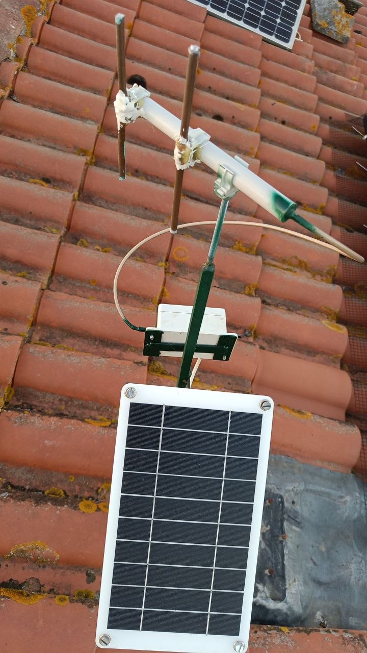 L'antenna montata sul tetto con il nodo solare